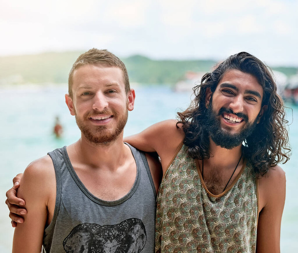 День братанов на пляже. Портрет двух друзей-мужчин, наслаждающихся днем на пляже во время отпуска. - Фото, изображение