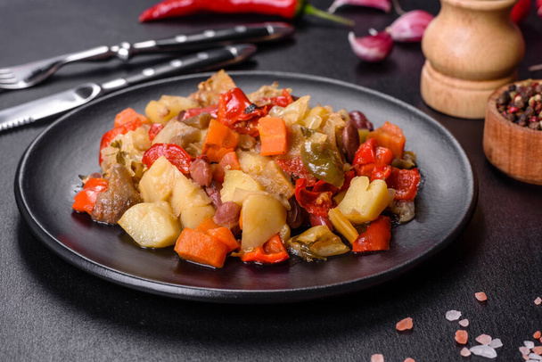 Almoço vegetariano são - verduras de jardim cozidas. Ratatouille vegetal - Foto, Imagem