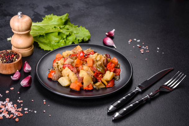 Healthy vegetarian lunch - stewed garden vegetables. Vegetable ratatouille - Foto, Imagem