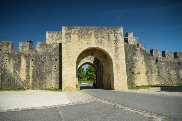 άποψη σχετικά με την πύλη της μεσαιωνικής πόλης Provins που κατέχουν την παγκόσμια κληρονομιά της Unesco - Φωτογραφία, εικόνα
