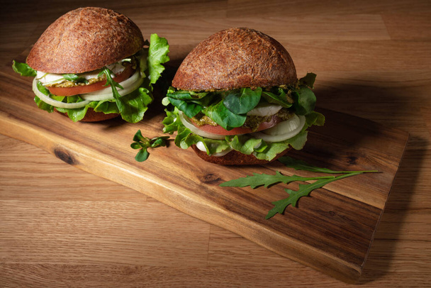 Healthy Vegan Burger. Hamburgers on a wooden table. - Foto, Imagen