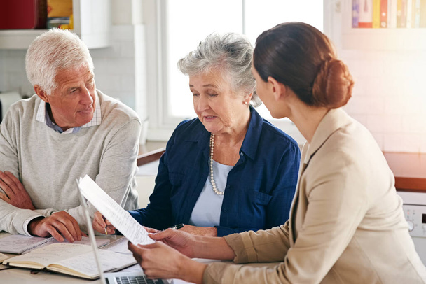 È importante sapere cosa vuoi dalla pensione. Colpo ritagliato di una coppia anziana che riceve consigli dal loro consulente finanziario. - Foto, immagini