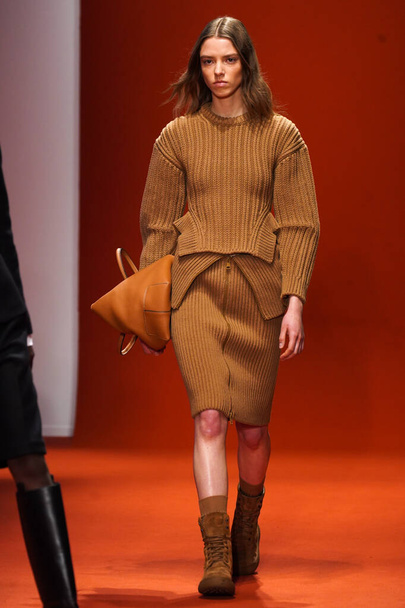 MILAN, ITALY - FEBRUARY 25: A model walks the runway at the Tod's fashion show during the Milan Fashion Week Fall/Winter 2022/2023 on February 25, 2022 in Milan, Italy. - 写真・画像