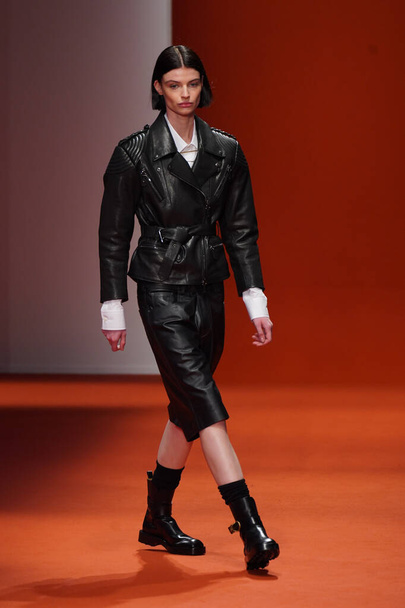 MILAN, ITALY - FEBRUARY 25: A model walks the runway at the Tod's fashion show during the Milan Fashion Week Fall/Winter 2022/2023 on February 25, 2022 in Milan, Italy. - 写真・画像