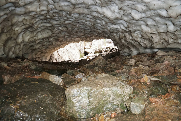 Grota lodowa, jaskinia śnieżna w górach latem - Zdjęcie, obraz