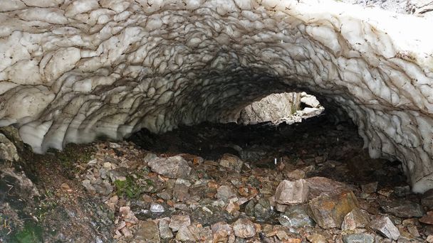 Jégbarlang, egy hóbarlang a hegyekben nyáron - Fotó, kép