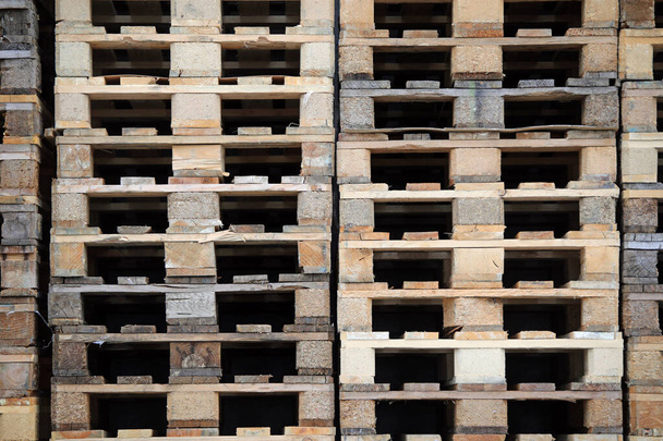 φόντο πολλών ξύλινων παλετών στον αποθηκευτικό χώρο χωρίς ανθρώπους - Φωτογραφία, εικόνα