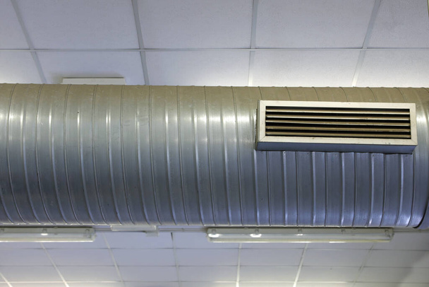 rura systemu klimatyzacji w fabryce i dysza do uwalniania gorącego lub zimnego powietrza w zależności od pory roku i temperatury otoczenia - Zdjęcie, obraz
