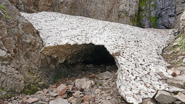 Ledová jeskyně, sněhová jeskyně v horách v létě - Fotografie, Obrázek