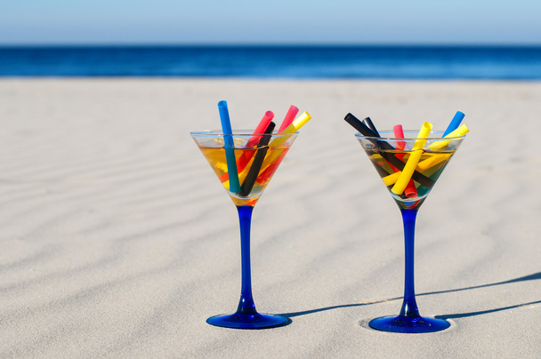 Two martini cocktail on the beach - 写真・画像