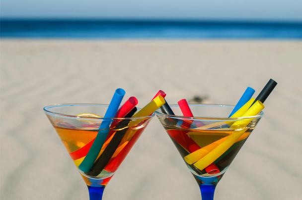 Two martini cocktail on the beach - Foto, afbeelding