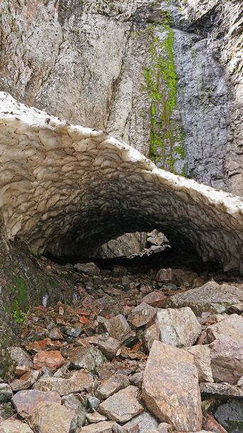 Gruta de gelo, uma caverna de neve nas montanhas no verão - Foto, Imagem