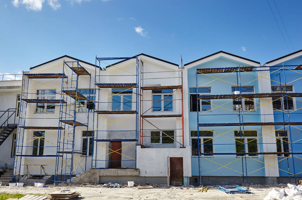 The progress of construction of the kindergarten building. Modern decoration of building facades - Foto, afbeelding