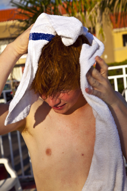 Garçon utilisant une serviette après avoir nagé dans une piscine
 - Photo, image