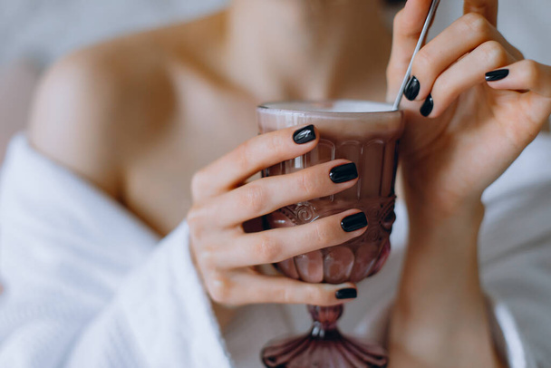 žena ruce drží horký šálek kávy nebo čaje v dopoledních hodinách . - Fotografie, Obrázek