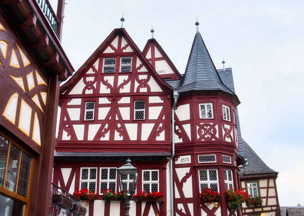 Strona Altes Haus, Old Haus, w pochmurny jesienny dzień w Bacharach, Niemcy. - Zdjęcie, obraz