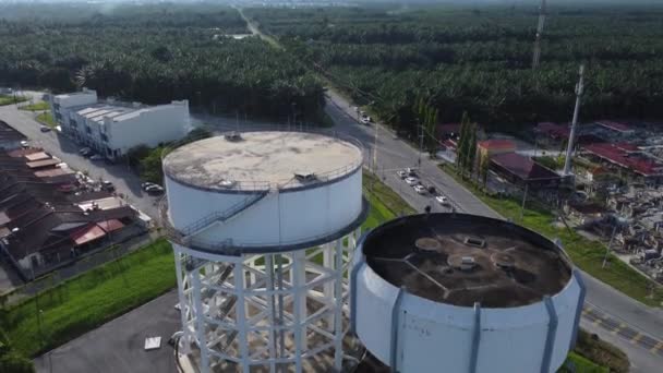 aerial scene of the concrete elevated water storage tank. - Filmagem, Vídeo