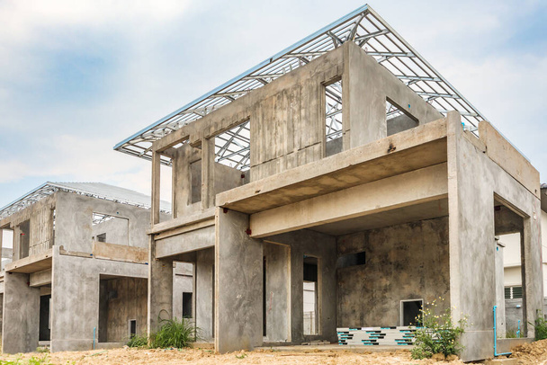 İnşaat sahasında prefabrikasyon sistemi olan yeni bir ev inşa ediliyor. - Fotoğraf, Görsel
