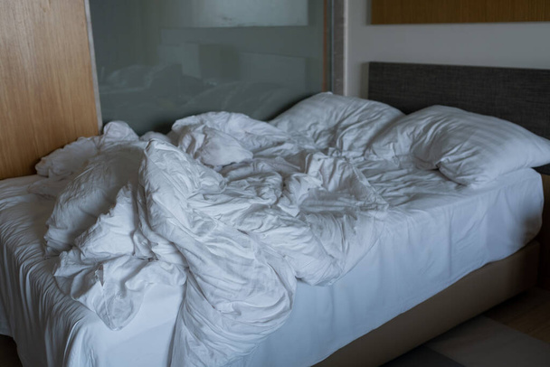 белый фон кровати, после сна, грязно быть - Фото, изображение