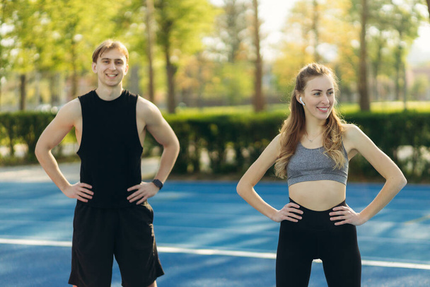 Retrato jovem casal esportivo, em sportswear, fazendo exercícios esportivos ao ar livre, esporte, estilo de vida saudável - Foto, Imagem