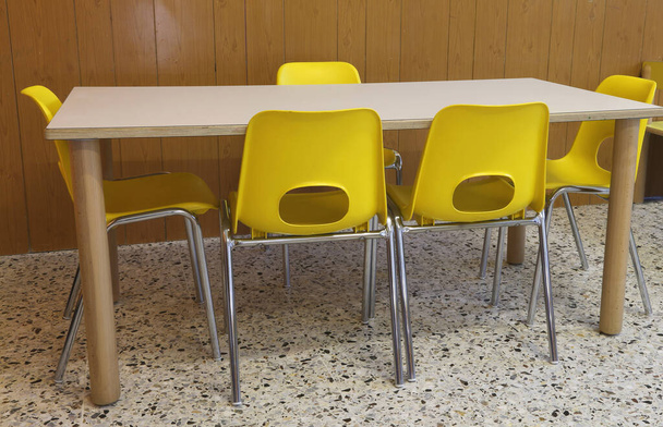 καρέκλες και ένα μικρό τραπέζι στο νηπιαγωγείο χωρίς παιδιά - Φωτογραφία, εικόνα