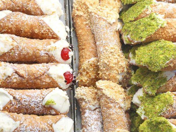 Sweety pečivo zvané Cannoli Siciliani v italském jazyce v sicilské cukrárna - Fotografie, Obrázek