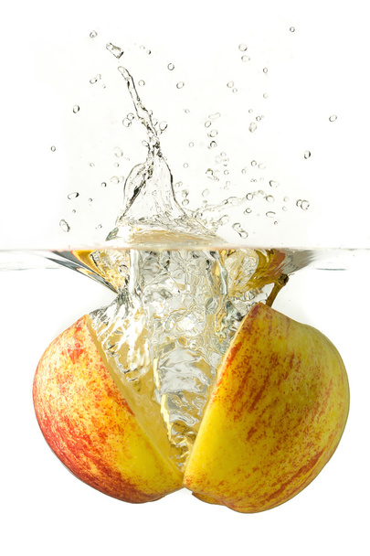 Nice maçã fatiada caindo na água
. - Foto, Imagem