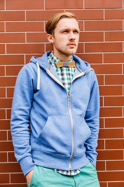 Portret moda młody człowiek w casual wear i drewniane bowtie - Zdjęcie, obraz
