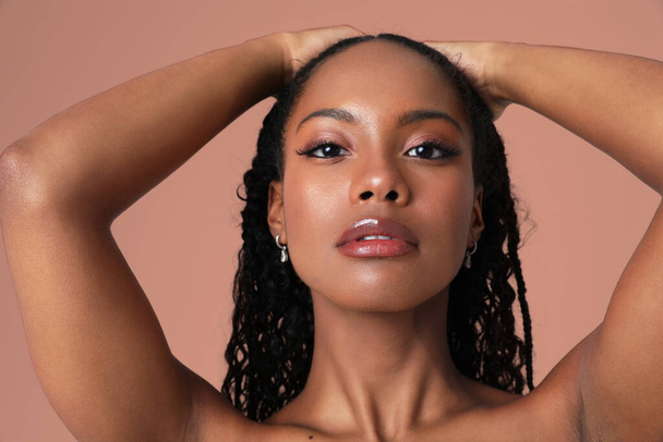 Close-up de mulher afro-americana posa interior. Conceito de cuidados com o corpo e pele. - Foto, Imagem