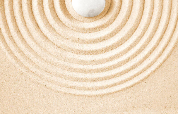 White stone in the sand. Zen japanese garden background top vue - Fotografie, Obrázek