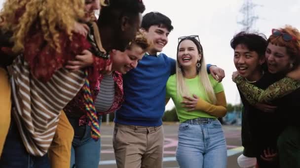 Szczęśliwi młodzi, zróżnicowani przyjaciele dobrze się razem bawią - koncepcja pokoleń młodzieży  - Materiał filmowy, wideo