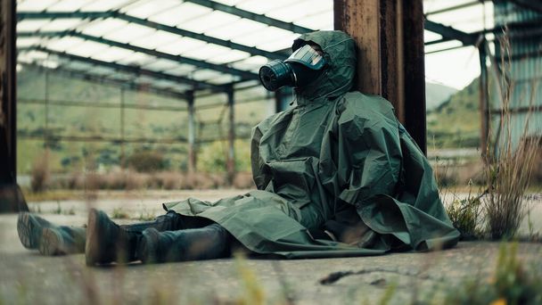 Soldado con máscara de gas descansa en el suelo - Foto, Imagen