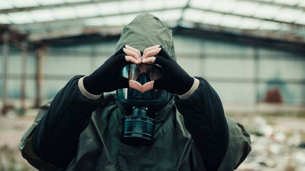 soldier makes heart symbol with his hands - Foto, Imagem