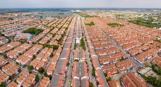 Letecký dron záběr na předměstí oblasti obklopen vysokou hustotou vesnice ve městě přelidnění pro bydlení a nemovitosti - Fotografie, Obrázek