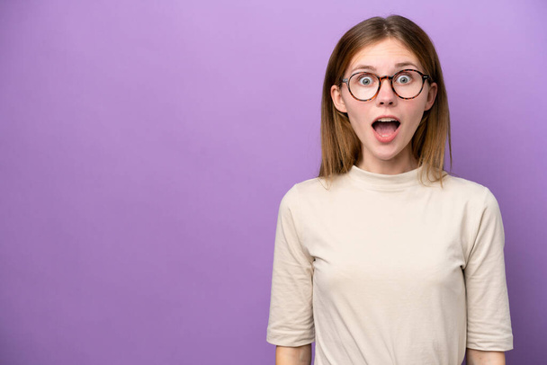 Junge Engländerin isoliert auf violettem Hintergrund mit überraschendem Gesichtsausdruck - Foto, Bild