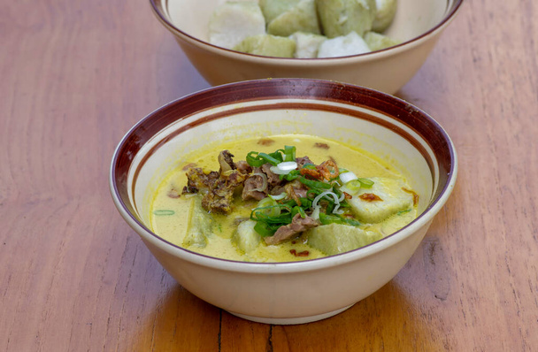 Empal Gentong σούπα, ινδονησιακό παραδοσιακό φαγητό, σε ξύλινο τραπέζι - Φωτογραφία, εικόνα