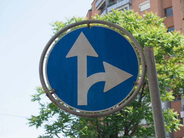 Segnali normativi, procedere nella direzione indicata dal cartello stradale freccia - Foto, immagini