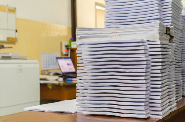 Pilha de documentos na mesa empilhar alta esperando para ser gerenciado - Foto, Imagem