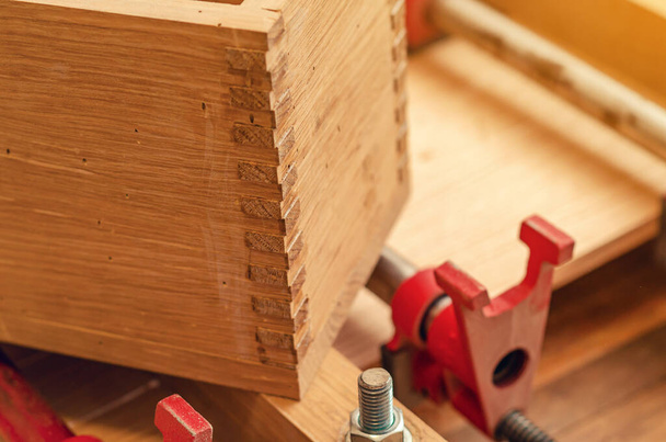 Caja de madera, conexión de esquina de tableros en la producción de carpintería - Foto, Imagen