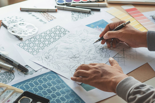 Σχεδιαστής σχέδιο σκίτσο μοτίβο γεωμετρικό λουλούδι απρόσκοπτη ταπετσαρία ύφασμα βιομηχανία μόδας. στούντιο καλλιτεχνικού σχεδιασμού - Φωτογραφία, εικόνα