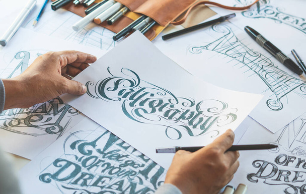 Typografia Kalligrafia taiteilija suunnittelija piirustus luonnos kirjoittaa kerroit kirjoitettu kynä harja muste paperi pöytä artwork.Workplace design studio. - Valokuva, kuva
