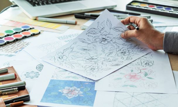 Suunnittelija suunnittelee piirustus luonnos kuvio geometrinen kukka saumaton tapetti kangas tekstiili muotiteollisuus. taiteellinen suunnittelu studio - Valokuva, kuva