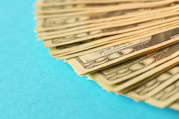 Große Menge alter Zwanzig-Dollar-Scheine auf blauem Hintergrund. Geldverdienste, Zahltag oder Steuerzahlungszeitkonzept - Foto, Bild