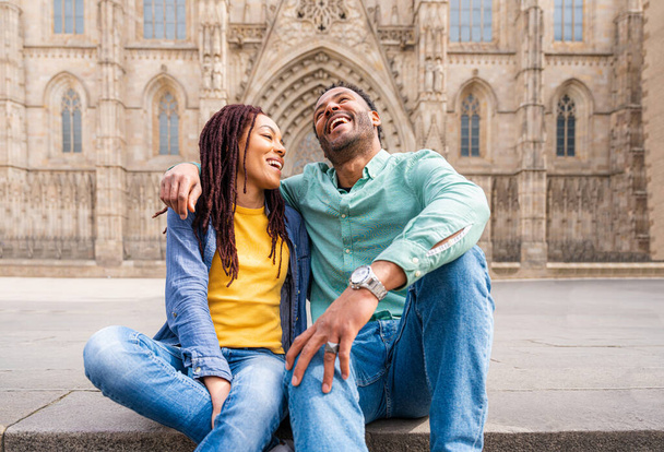 Beautiful happy hispanic latino couple of lovers dating outdoors - Tourists in Barcelona having fun during summer vacation and visiting Barcelona Cathedral historic landmark - Foto, imagen