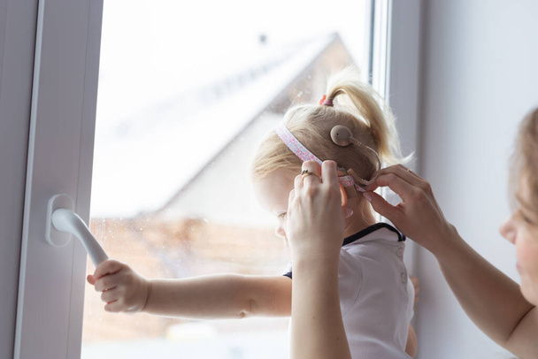 Implante coclear en la cabeza de las niñas. Audífonos y concepto de sordera - Foto, imagen