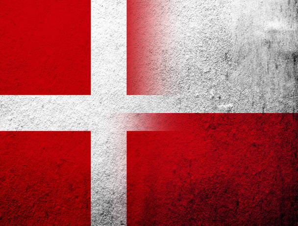 la bandiera nazionale del Regno di Danimarca con la bandiera nazionale della Repubblica di Polonia. Grunge sfondo - Foto, immagini