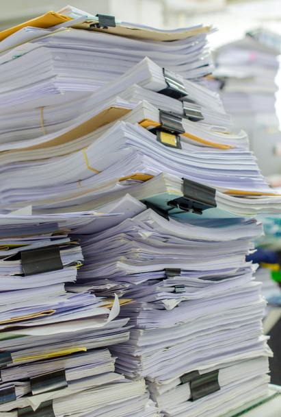 Pile de documents sur le bureau empilent haut en attente d'être gérés - Photo, image
