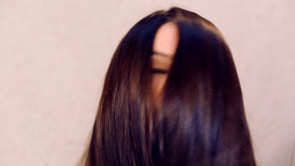 A fiatal szép lány közelről portréja. Szakmai ellátás hosszú haj a spa szalon. Orvosi kezelés a haj egészségét. - Felvétel, videó