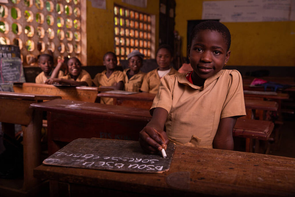 In einem afrikanischen Klassenzimmer voller schwarzer Kinder, die lernen wollen. Lernkonzept. - Foto, Bild