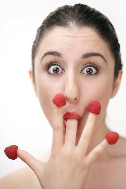 jovem sexy mulher comer framboesas fora dedos
 - Foto, Imagem